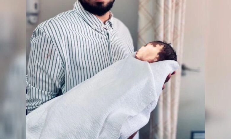 أيمن أحمد الستراوي يرزق بمولوده البكر ( إيليا )

البحرين 
المنامة 
مواليد المنامة