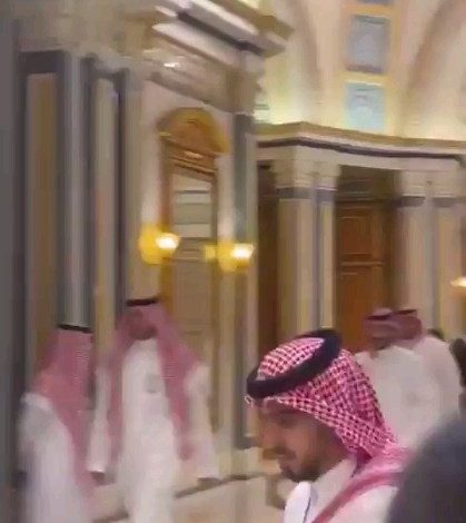 لحظة وصول سمو ‎ولي العهد الأمير محمد بن سلمان إلى ‎الاجتماع الخاص بالرياض في المنتدى الاقتصادي ال الذي يجمع بالري...