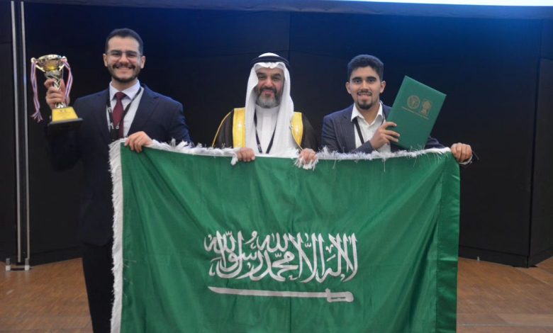 أحرز الطلاب السعوديون عبدالله صالح العويس وأحمد عدنان سيت من جامعة المؤسس إنجازًا مذهلاً