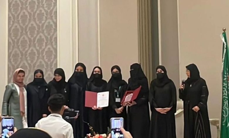 نسمة. ابتكار سعودي يمنح الأمل لمرضى التصلب المتعدد طالبات سعوديات من جامعة الأميرة نورة يبتكرن سماعة طبية متخ