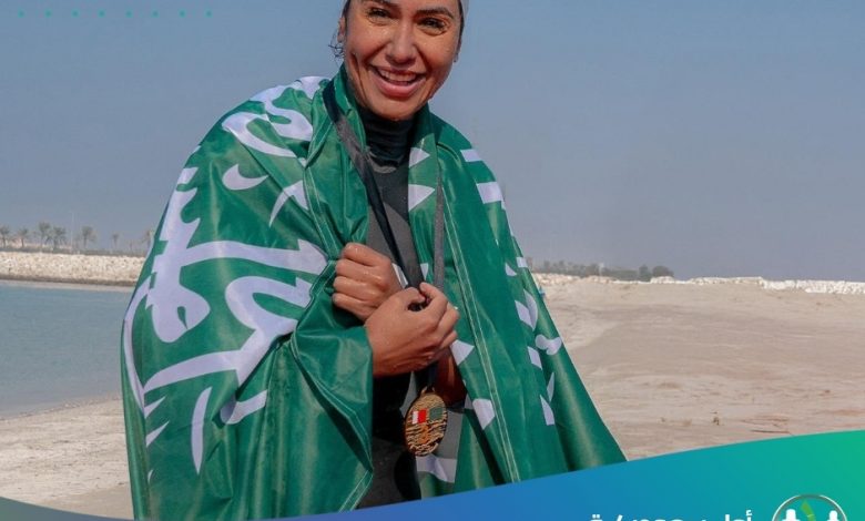🏊‍♀️ بطلة سعودية تكتب التاريخ بعبور الخليج سباحةً نجحت السباحة السعودية المحترفة مريم صالح بن لادن في تحقيق إنجاز است
